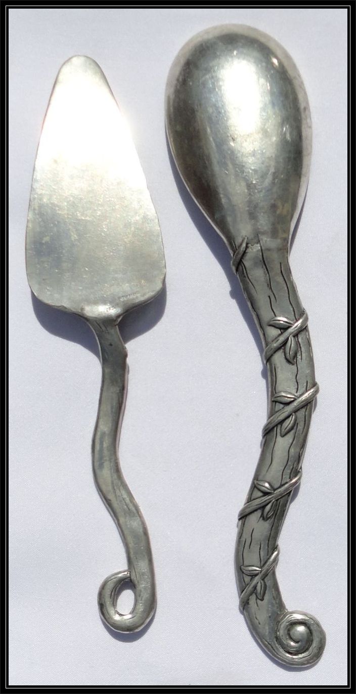 Arts n Crafts Vines and Leaves Serving Set back view